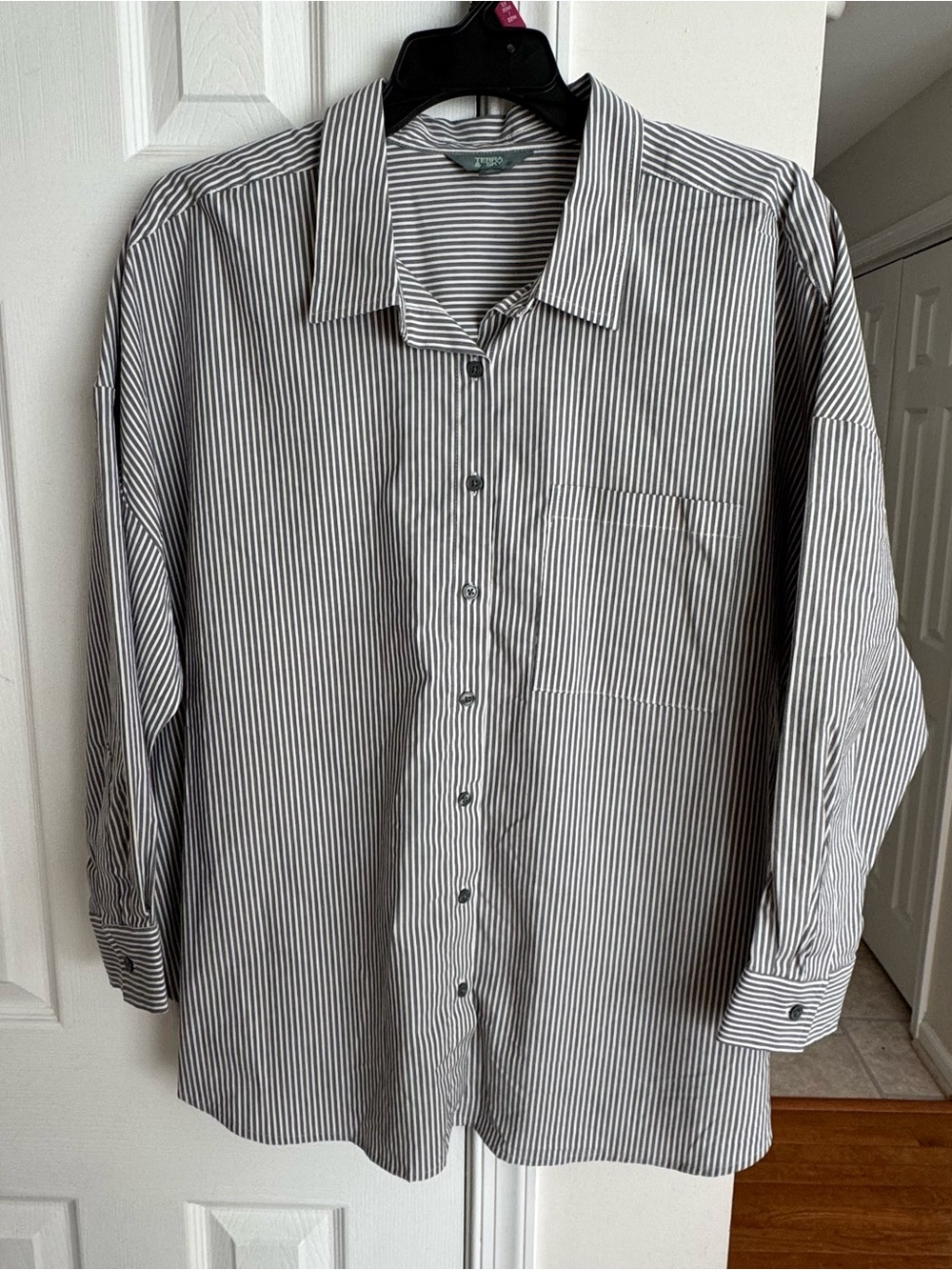 Terra & Sky Women's Plus Size 2X (20W-22W) Oversized Boyfriend Button Down Shirt - Picture 3 of 14